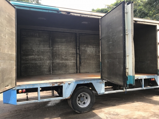 ขายรถ6ล้อISUZU NQR140แรงโทโบ หัวน้ำเงินไฟทับทิมแท้ ยูโร2จดปี47 ตู้แห้งประตู10บานยาว5.60เมตร