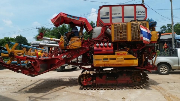 ขายรถเกี่ยวข้าวศักดิ์พัฒนาKM49 ช่วงล่าง200ปั๊ม23 เครื่องHO7Dโบว์ อุ้ม2.5ตัน วีดีโอการทำงาน https://youtu.be/eQpLsONhI7s