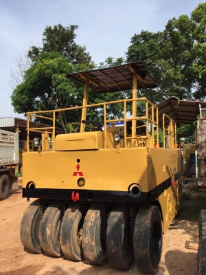 ขาย รถบด ล้อยาง 11 ล้อ หน้า 5 หลัง 6 ยี่ห้อ Mitsubishi รถพร้อมใช้งานเลยครับ สนใจติดต่อ 081-9652321