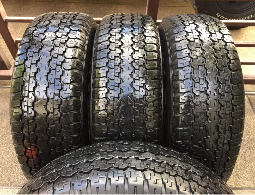 ยาง Bridgestone 31 10.5 R15 กลางปี14 ดอกเต็ม ใช้ยาว ราคาไม่แพง