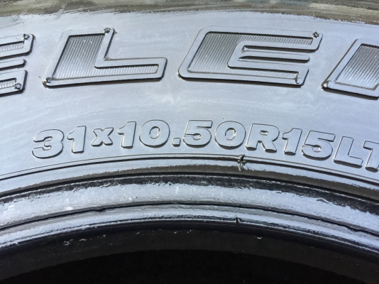 ยาง Bridgestone 31 10.5 R15 กลางปี14 ดอกเต็ม ใช้ยาว ราคาไม่แพง
