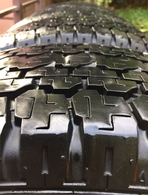 ยาง Bridgestone 31 10.5 R15 กลางปี14 ดอกเต็ม ใช้ยาว ราคาไม่แพง