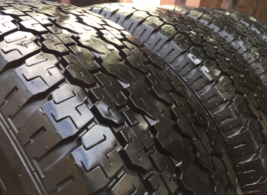 ยาง Bridgestone 31 10.5 R15 กลางปี14 ดอกเต็ม ใช้ยาว ราคาไม่แพง