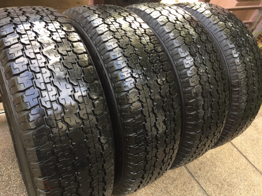 ยาง Bridgestone 31 10.5 R15 กลางปี14 ดอกเต็ม ใช้ยาว ราคาไม่แพง