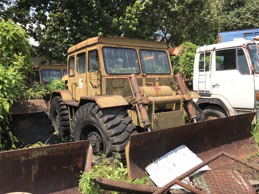 ขายรถแทรกเตอร์ล้อยาง สะภาพสวย มี 4 คัน ตามสะภาพราคา.135000 สนใจมาดูรถที่081-3531946 ต่อ.บางนา &amp; ไอน์ดีลาย รถอยู่ กทม บางนา