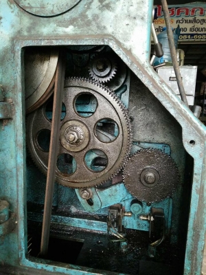 เครื่องกลึง 5 ฟุต 3 เพลาเบรค สภาพใช้งาน 68000 บาท ช่างเอก