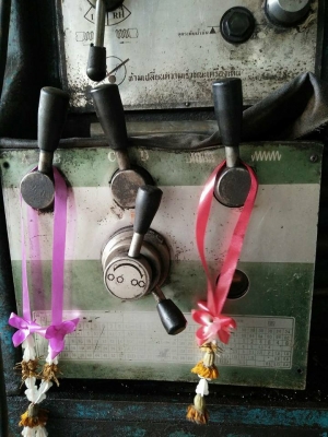 เครื่องกลึง 5 ฟุต 3 เพลาเบรค สภาพใช้งาน 68000 บาท ช่างเอก