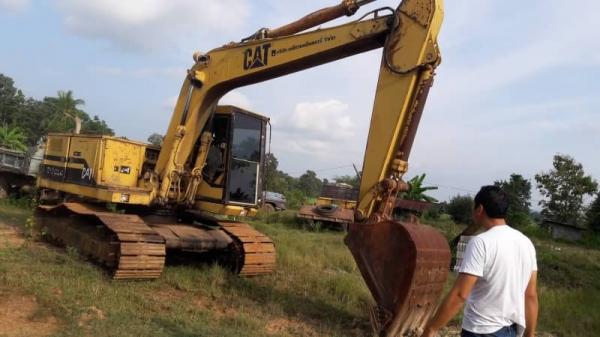 ขายด่วน CAT 215 LC สภาพสวยพร้อมใช้งาน เครื่องปั้มดี โซ่ช่วงล่างสวย เอกสารสัญญาซื้อขาย สนใจโทรสอบถาม 093-0764943  088-3223272 K ตั้ม