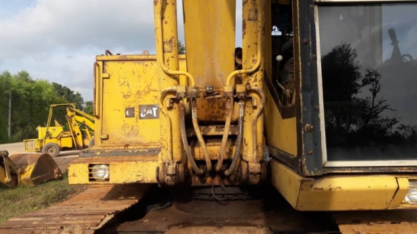 ขายด่วน CAT 215 LC สภาพสวยพร้อมใช้งาน เครื่องปั้มดี โซ่ช่วงล่างสวย เอกสารสัญญาซื้อขาย สนใจโทรสอบถาม 093-0764943  088-3223272 K ตั้ม