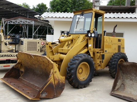 ขายรถตักล้อยาง ยี่ห้อ DRESSER 515B บุ๋งกี๋1.2 คิว นำเข้าจากนอกเเท้ 100\% ไม่เคยใช้งานในไทย