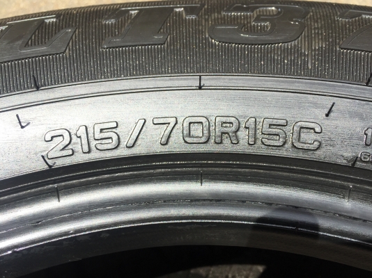 ยาง Dunlop 215 70 15 สิ้นปี16 ดอกเต็ม ไม่มีปะ เนื้อนิ่มๆ ใช้ยาว ราคาไม่แพง