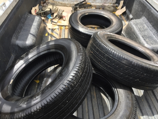 ยาง Dunlop 215 70 15 สิ้นปี16 ดอกเต็ม ไม่มีปะ เนื้อนิ่มๆ ใช้ยาว ราคาไม่แพง