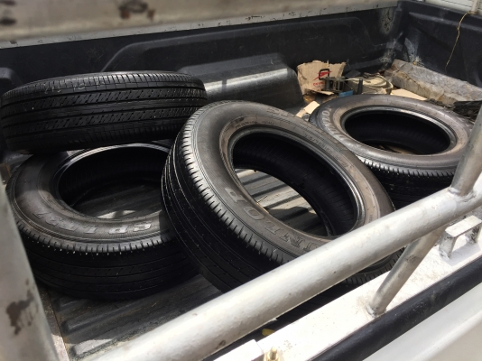 ยาง Dunlop 215 70 15 สิ้นปี16 ดอกเต็ม ไม่มีปะ เนื้อนิ่มๆ ใช้ยาว ราคาไม่แพง