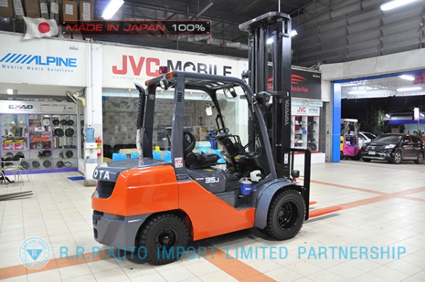 ขายรถโฟล์คลิฟท์มือสอง TOYOTA รุ่น 8FDJ35-30413 นำเข้าจากประเทศญี่ปุ่น 100\% ไม่เคยใช้งานในไทย