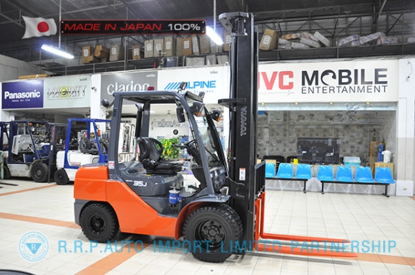 ขายรถโฟล์คลิฟท์มือสอง TOYOTA รุ่น 8FDJ35-30413 นำเข้าจากประเทศญี่ปุ่น 100\% ไม่เคยใช้งานในไทย