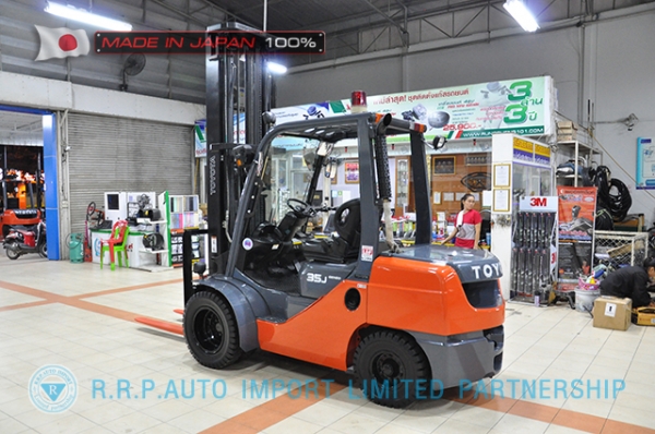 ขายรถโฟล์คลิฟท์มือสอง TOYOTA รุ่น 8FDJ35-30413 นำเข้าจากประเทศญี่ปุ่น 100\% ไม่เคยใช้งานในไทย