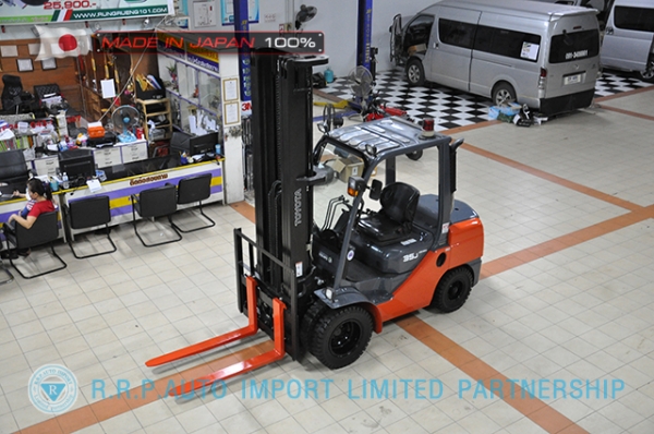 ขายรถโฟล์คลิฟท์มือสอง TOYOTA รุ่น 8FDJ35-30413 นำเข้าจากประเทศญี่ปุ่น 100\% ไม่เคยใช้งานในไทย