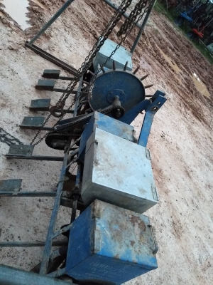 เครื่องหยอดข้าวโพด