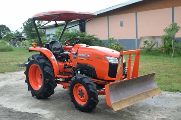 ขาย L3608DT รถปี 56 ใช้งาน 912ชั่วโมง เครื่องแน่น เกียร์แน่น สถาพพร้อมลุยงาน ราคา 298000 (ผานหน้า+ผานหลัง) สนใจสอบถาม 084-5486359,088-8831878 อ.สนม จ.สุรินทร์