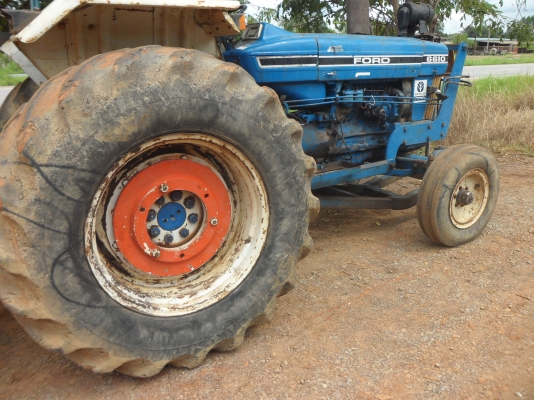 รถไถ  พร้อมใช้งาน6600 แท้ สนใจโทรติดต่อ  089 9383433มีทะเบียนพร้อมโอน