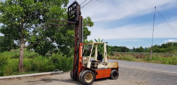 ขายด่วนรถยกดีเซลนิสันชั่วโม่งน้อย6FD30ยก3ตันเสายกสูง3เมตรงากะดกได้ยางหน้าคู้ยางตัน6เส้นรถนอกนำเข้ายังไม่เคยใช้งานในเมืองไทยเลย