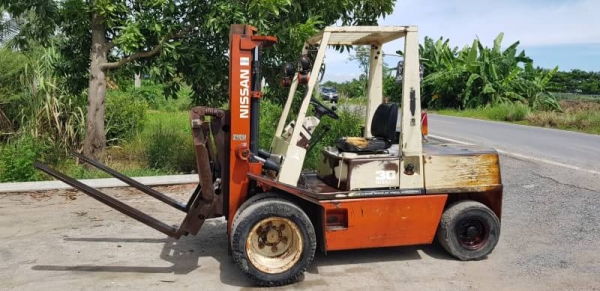 ขายด่วนรถยกดีเซลนิสันชั่วโม่งน้อย6FD30ยก3ตันเสายกสูง3เมตรงากะดกได้ยางหน้าคู้ยางตัน6เส้นรถนอกนำเข้ายังไม่เคยใช้งานในเมืองไทยเลย