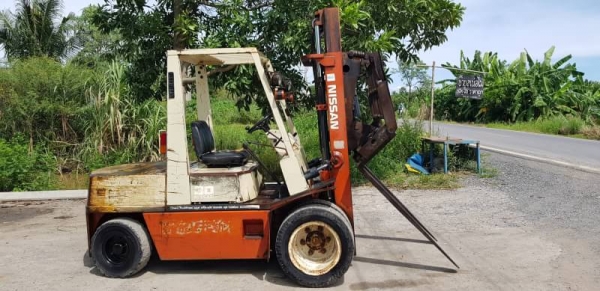 ขายด่วนรถยกดีเซลนิสันชั่วโม่งน้อย6FD30ยก3ตันเสายกสูง3เมตรงากะดกได้ยางหน้าคู้ยางตัน6เส้นรถนอกนำเข้ายังไม่เคยใช้งานในเมืองไทยเลย