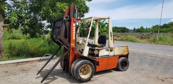 ขายด่วนรถยกดีเซลนิสันชั่วโม่งน้อย6FD30ยก3ตันเสายกสูง3เมตรงากะดกได้ยางหน้าคู้ยางตัน6เส้นรถนอกนำเข้ายังไม่เคยใช้งานในเมืองไทยเลย