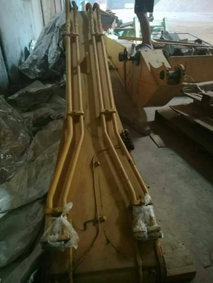 ขาย 295,000 บูมอามร์ยาว 16 เมตร ใส่ KOMATSU pc 200-6  พร้อมบุ้งกี้ พร้อมกระบอกบุ้งกี้ ของนอกแท้  บูมอามร์อยู่ ปทุมธานี 090-772-3710 090-772-3708