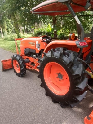 รถไถคูโบต้า L4708 (4wd) #รถสวยเกรดเอ สีเดิมๆ100\% สภาพหล่อๆ#ใช้งานน้อยเพียง485 ชม.  #มาพร้อมอุปกรณ ์ดันหน้า➕หางตัดหญ้าขนาด1.50 เมตร(ใหม่) #เล่มทะเบียนพร้อมโอนค่ะ #บริการจัดส่งทั่วไทย