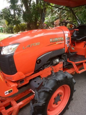 รถไถคูโบต้า L4708 (4wd) #รถสวยเกรดเอ สีเดิมๆ100\% สภาพหล่อๆ#ใช้งานน้อยเพียง485 ชม.  #มาพร้อมอุปกรณ ์ดันหน้า➕หางตัดหญ้าขนาด1.50 เมตร(ใหม่) #เล่มทะเบียนพร้อมโอนค่ะ #บริการจัดส่งทั่วไทย