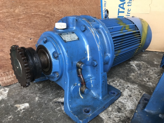 ขายมอเตอร์เกียร์ Cycro drive Sumitomo 7.5HP. 380V อัตราทด 1:35 มีระบบเบรคในตัว สภาพสวยมาก หมุนนิ่มเดิมๆ พร้อมใช้งาน มี 2ตัวครับ