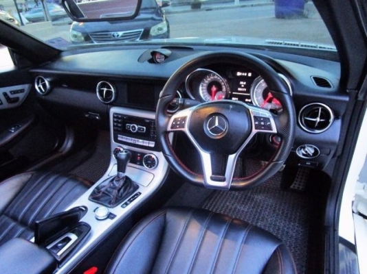 2014 BENZ SLK-CLASS R172 โฉมปี11-15 SLK200 AT เบนซิน สีขาว AMG SPORT PACKAGE รุ่นท็อปสุด ไฟหน้า BI-XENON LED DAYLIGHT หลังคาเปิดประทุน เซ็นทรัลล็อค เบาะไฟฟ้า กระจกไฟฟ้า AIRBAG ABS พวงมาลมัลติฟังชั่น_CRUISE CONTROL สนใจดูรถ ทดลองขับหรือสอบถามรายละเอียดเพิ่