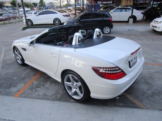 2014 BENZ SLK-CLASS R172 โฉมปี11-15 SLK200 AT เบนซิน สีขาว AMG SPORT PACKAGE รุ่นท็อปสุด ไฟหน้า BI-XENON LED DAYLIGHT หลังคาเปิดประทุน เซ็นทรัลล็อค เบาะไฟฟ้า กระจกไฟฟ้า AIRBAG ABS พวงมาลมัลติฟังชั่น_CRUISE CONTROL สนใจดูรถ ทดลองขับหรือสอบถามรายละเอียดเพิ่