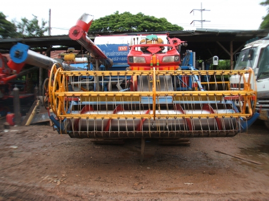 ขายรถเกี่ยวข้าวไทเส็งยนต์ อุ้ม 2.5 ตัน ปี 49 เครื่องยนต์อีซูซุ 210 แรงม้า ปั้มไดกิ๊นส์เบอร์ 23