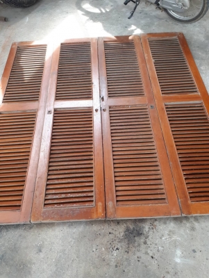 ขายบานเฟี้ยมไม้สัก 1 ชุด 4 บาน