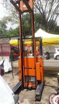 SALE ขาย รถโฟล์คลิฟท์ไฟฟ้า TOYOTA R300 เก่าญี่ปุ่น แบบยืนขับ ยกได้ 3 เมตร ราคา 28,000