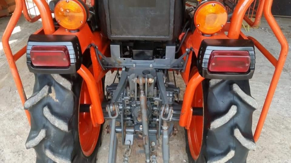 ขาย B2420 2เพลา พร้อมผานหลังกลบร่องอ้อย พร้อมใช้งาน