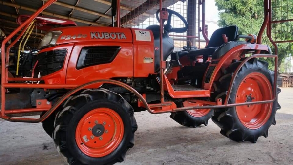 ขาย B2420 2เพลา พร้อมผานหลังกลบร่องอ้อย พร้อมใช้งาน