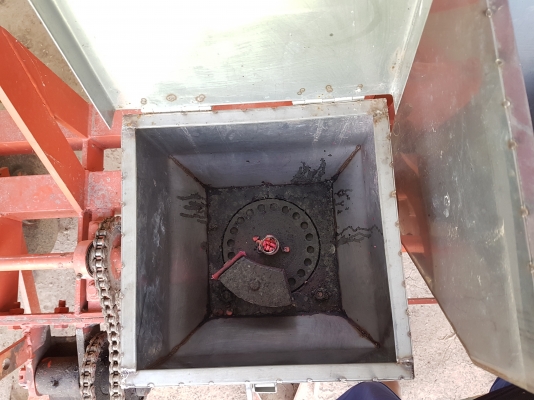 หัวหยอดข้าวโพด 4 แถว สภาพดี พร้อมใช้งาน สนใจโทรสอบถามได้ที่เบอร์  0856055215 ยงค์