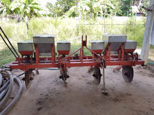 หัวหยอดข้าวโพด 4 แถว สภาพดี พร้อมใช้งาน สนใจโทรสอบถามได้ที่เบอร์  0856055215 ยงค์