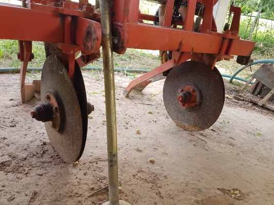 หัวหยอดข้าวโพด 4 แถว สภาพดี พร้อมใช้งาน สนใจโทรสอบถามได้ที่เบอร์  0856055215 ยงค์