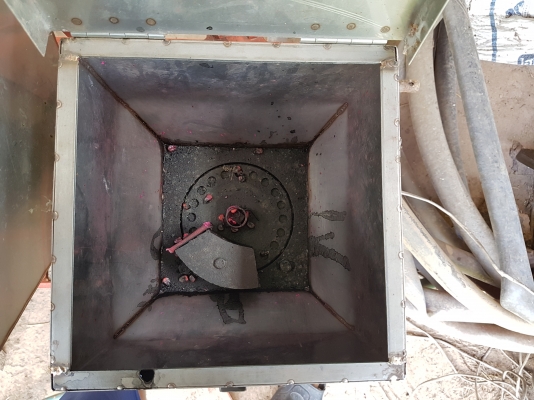 หัวหยอดข้าวโพด 4 แถว สภาพดี พร้อมใช้งาน สนใจโทรสอบถามได้ที่เบอร์  0856055215 ยงค์