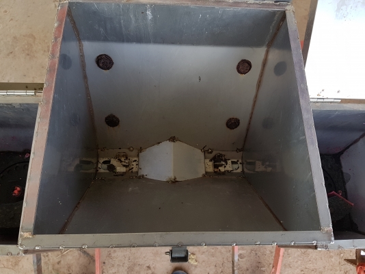 หัวหยอดข้าวโพด 4 แถว สภาพดี พร้อมใช้งาน สนใจโทรสอบถามได้ที่เบอร์  0856055215 ยงค์