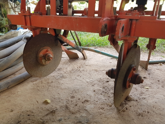 หัวหยอดข้าวโพด 4 แถว สภาพดี พร้อมใช้งาน สนใจโทรสอบถามได้ที่เบอร์  0856055215 ยงค์