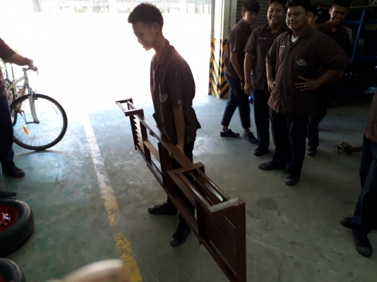 ขายสาลี่ลากรถระบบขึ้นล้อหน้า