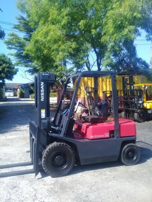 +++ ขายโฟล์คลิฟท์  NISSAN FD20  ขนาด  2  ตัน  เครื่องยนต์ดีเซล  เสา  4.3  เมตร  เข้าตู้  3  สเต็ป  เกียร์ออโตเมติค  งา 1,070  มม.  ยางตันครับ
