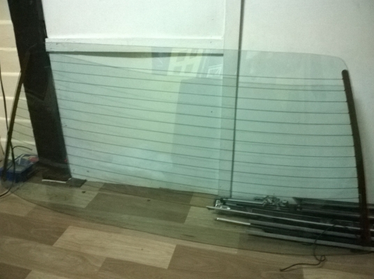 ขายกระจกบานหลัง e30 แท้ติดรถ สภาพokไม่แตกร้าวกระจกไม่เป็นเม็ด ราคา1000 โทร0924462525โส