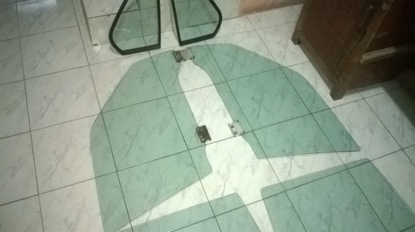 ขายชุดกระจกe30 4ประตู มีหลุดตัวนอก1บาน ขายเหมาตามรูปราคา2000 โทร0924462525โส