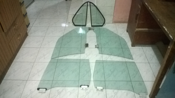 ขายชุดกระจกe30 4ประตู มีหลุดตัวนอก1บาน ขายเหมาตามรูปราคา2000 โทร0924462525โส